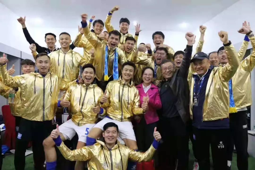 全队合力守住胜利，送礼球迷