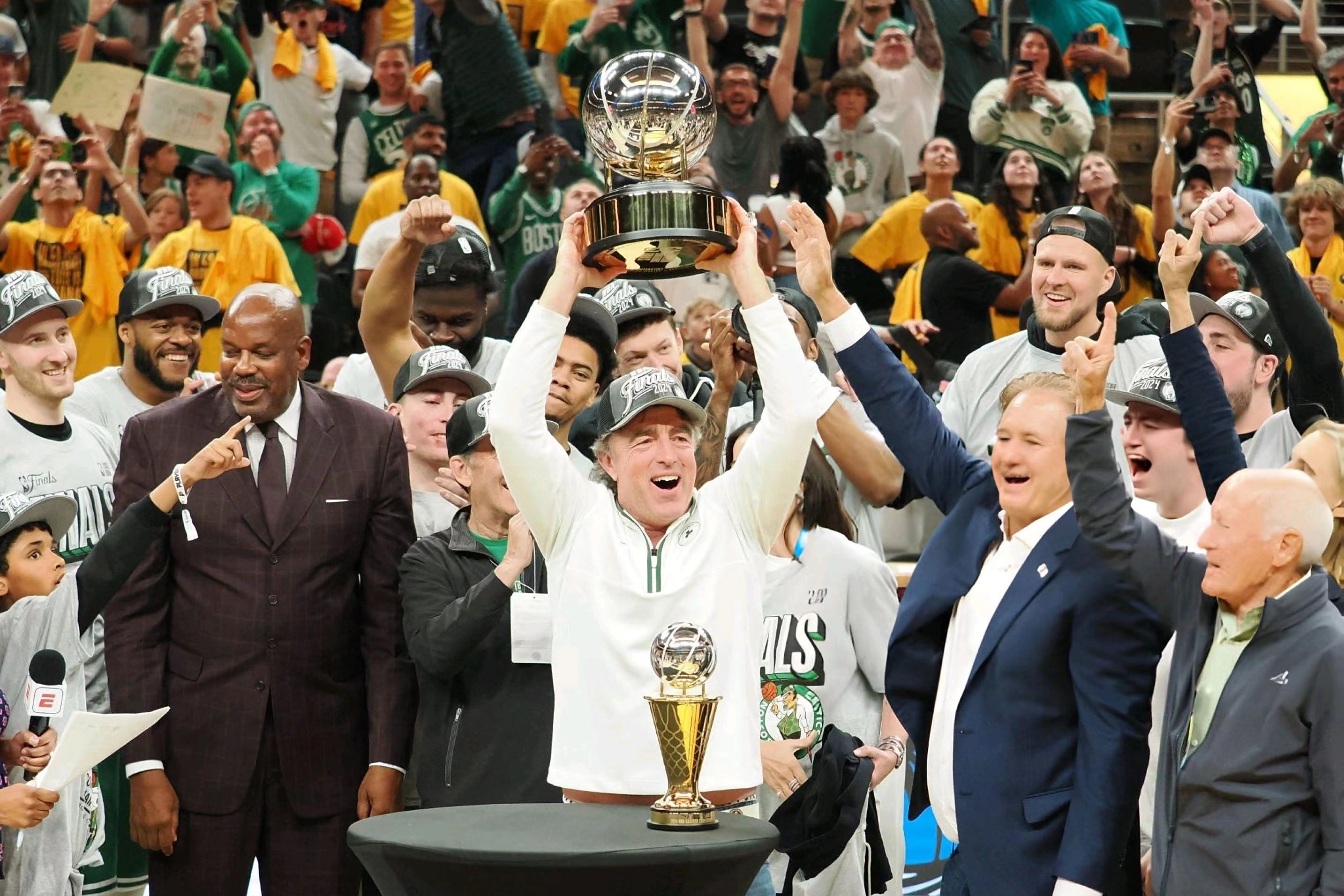 包含劲烈对决：球星们将点燃赛场的词条