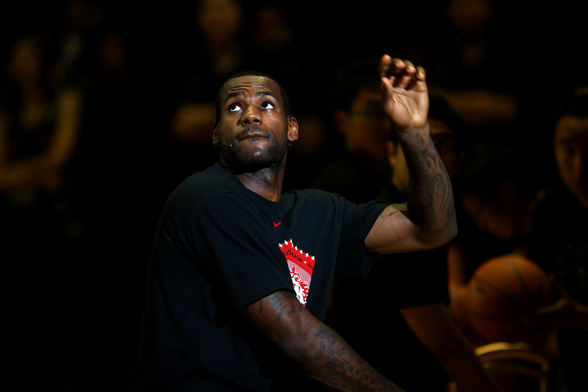 包含湖人险胜太阳，詹姆斯关键时刻连得6分的词条