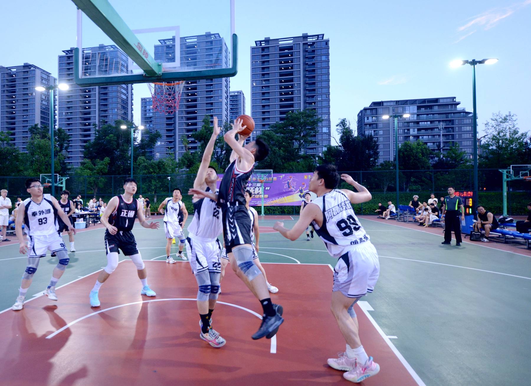 包含球场上的激情燃烧，篮球精神传承不衰的词条