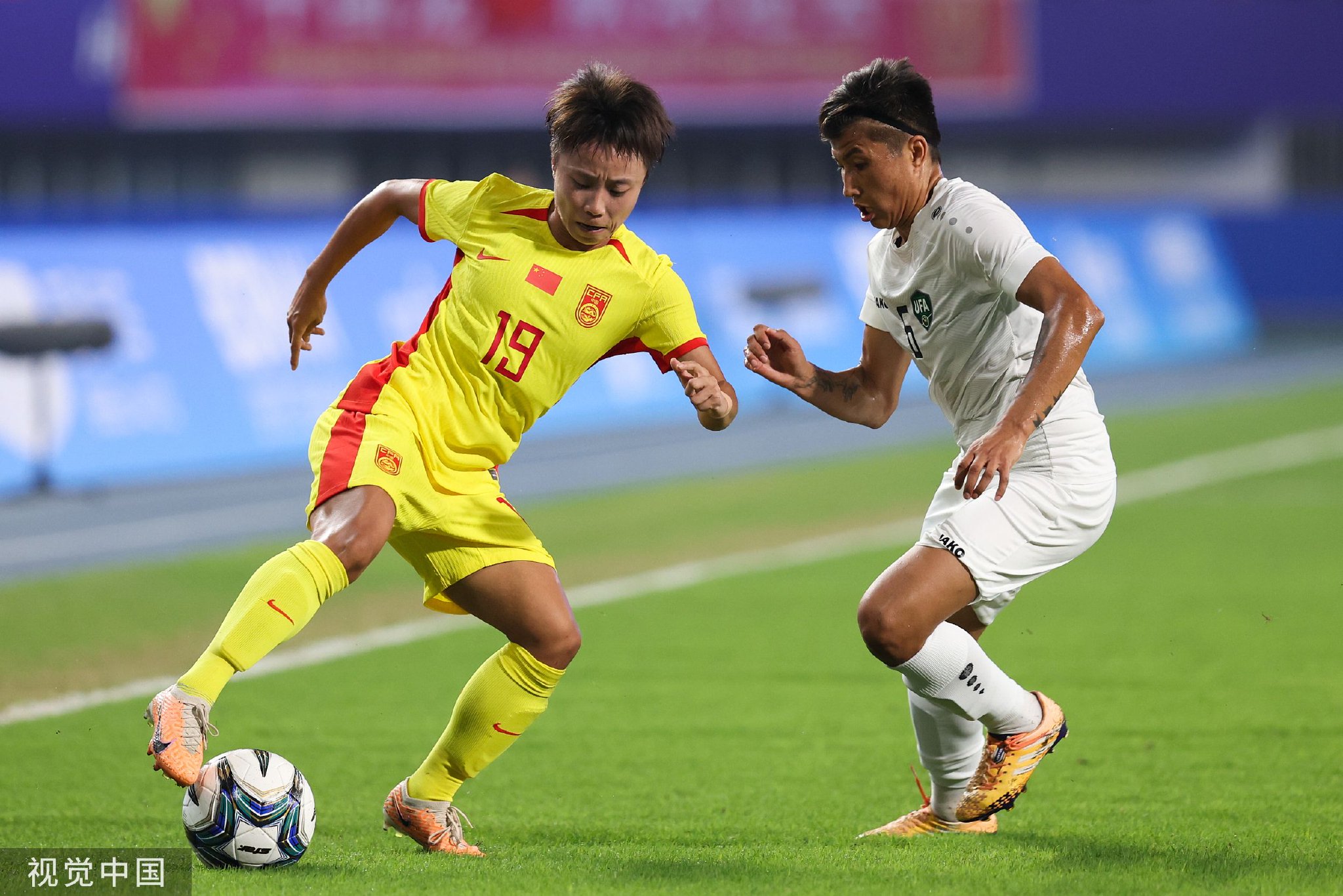 女子足球比赛中，中国队队员们表现出强烈斗志