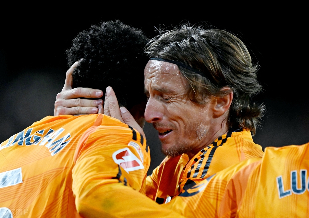 包含梅西双响，巴萨主场击溃瓦伦西亚的词条