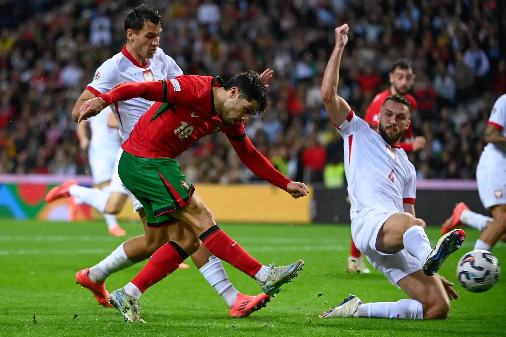 包含欧洲联赛争夺盛宴愈演愈烈，克罗地亚波兰角逐激情的词条